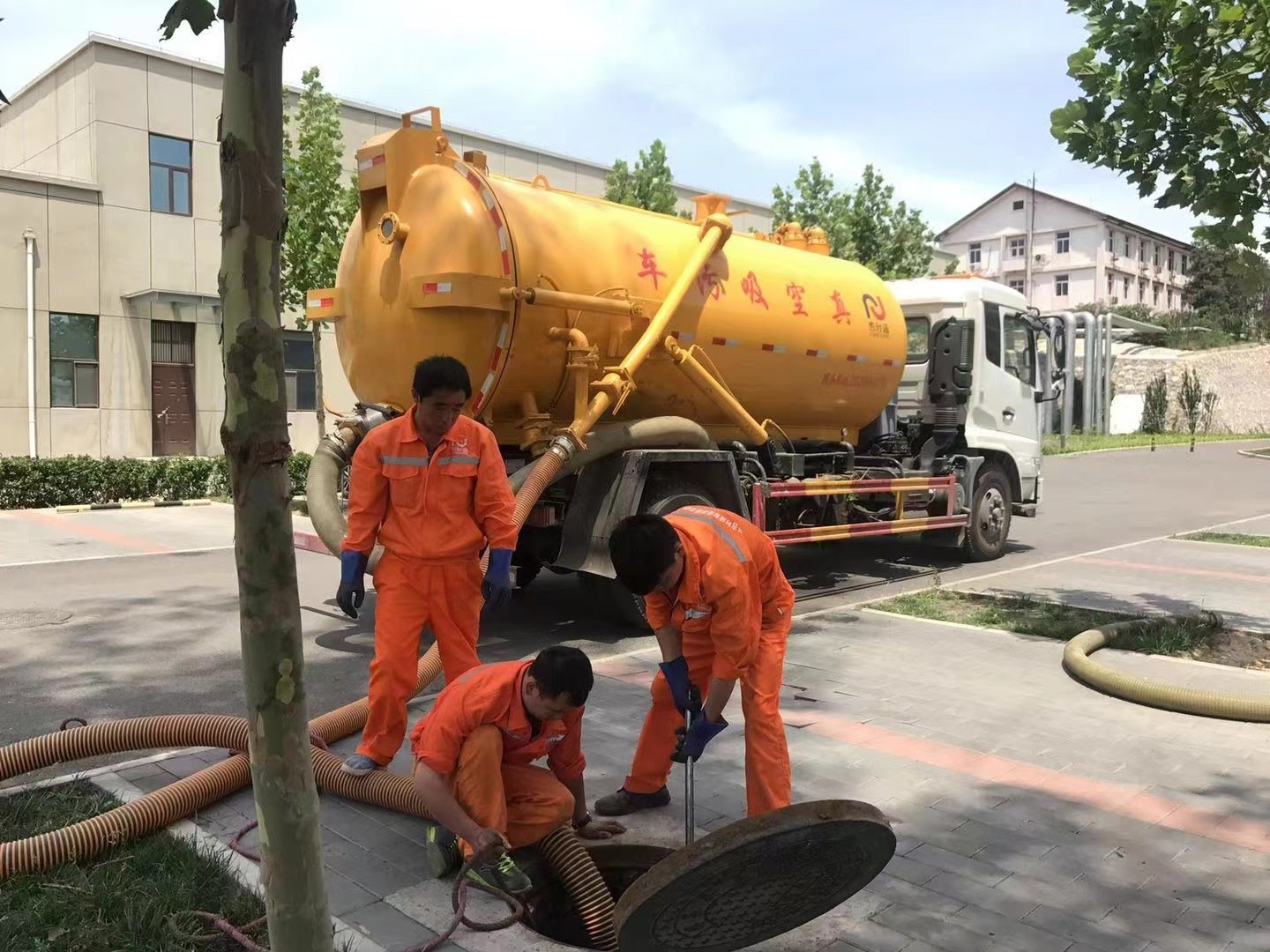 宁城管道疏通车停在窨井附近