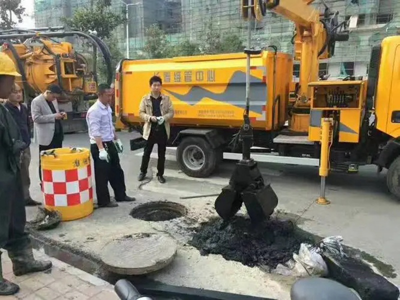 宁城街道：网格员化身“清道夫”，为民解忧疏通“堵心”化粪池