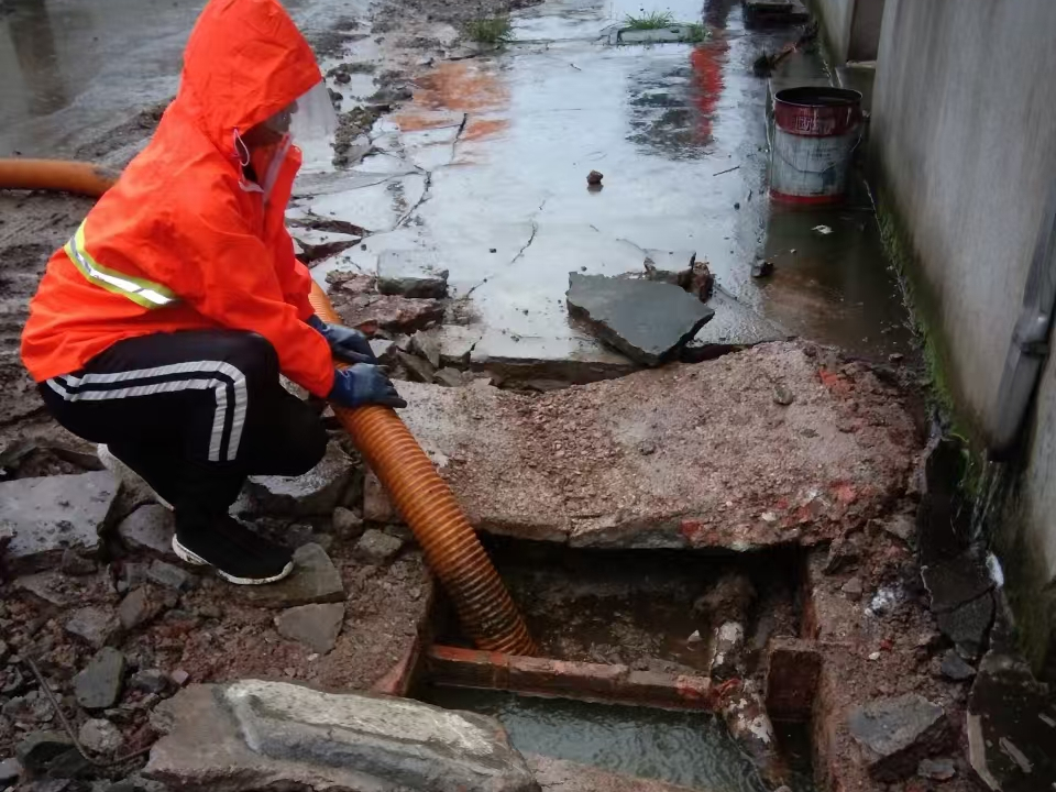 宁城专业清理污水池 炜誉市政以规范流程守护城市 “肠道”